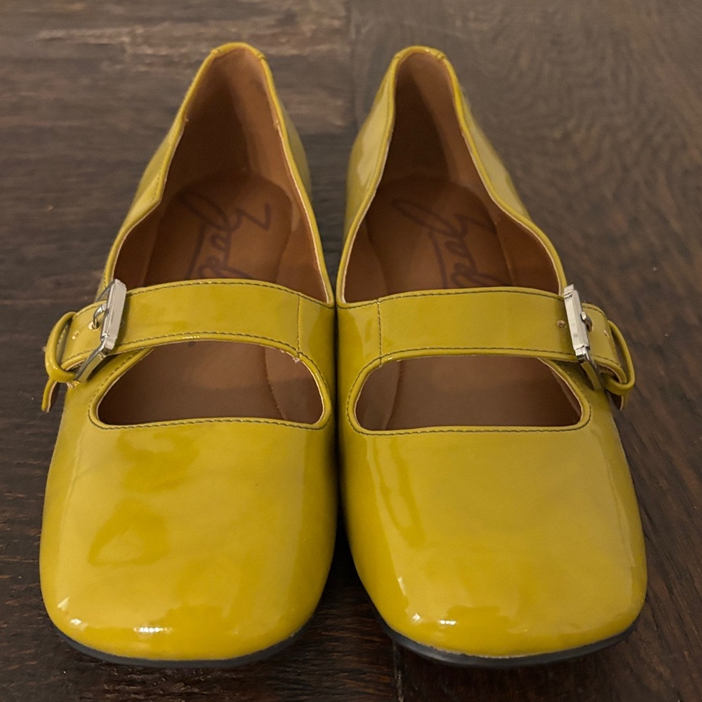 Zodiac mustard colored patent flats. Sz 7.5, work once